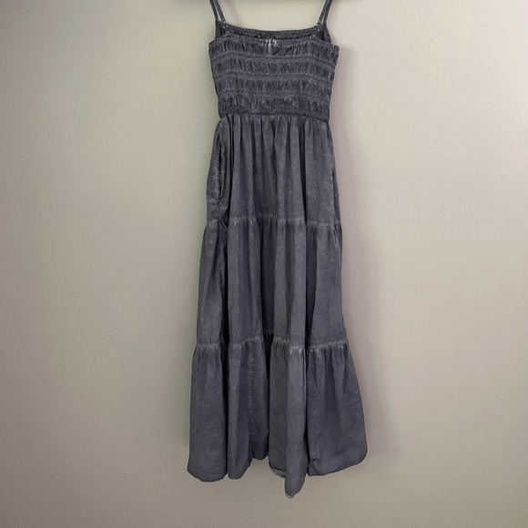 Gap Smocked Tiered Midi Dress - Picture 3 of 8